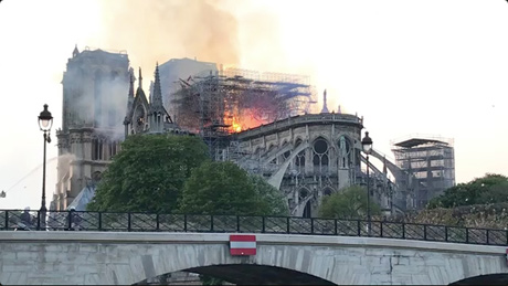ノートルダム大聖堂の火災：ロケ現場からの動画
